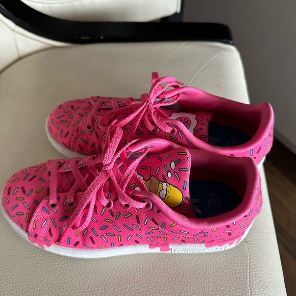 Simpsons Adidas shoes 6 women’s, 4 men’s - Picture 4 of 5